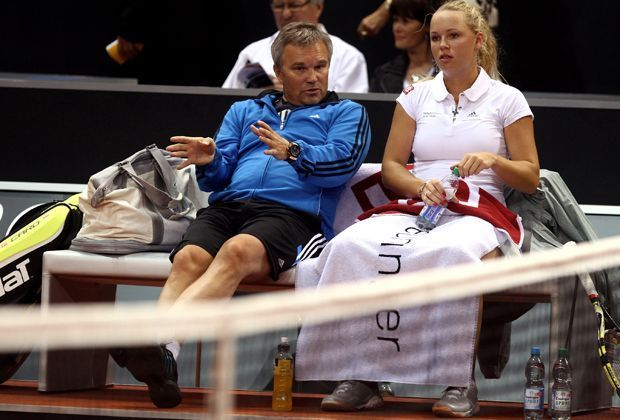 
                <strong>2010 Porsche Tennis Grand Prix</strong><br>
                Lange Zeit stand ihr Vater Piotr Wozniacki (li.) als Trainer an der Seite. 2011 gab sie bekannt, dass er sie nicht mehr trainieren würde. Nach Thomas Johansson und Ricardo Sanchez feuerte sie auch Coach Nummer drei, Thomas Högstedt, nach nur zwei Monaten. 
              