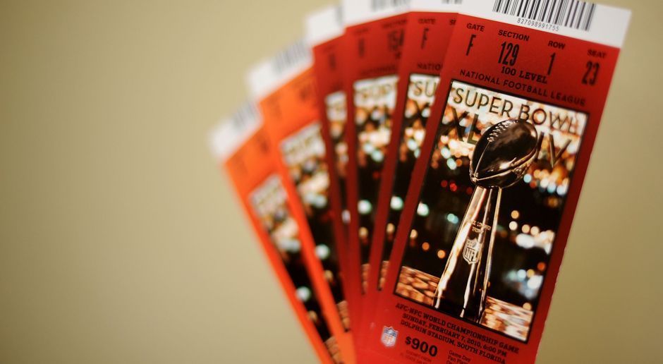 
                <strong>Preise des Super Bowls</strong><br>
                Die billigste reguläre Eintrittskarte kostete 2017 knapp 850 Dollar. Die Prognosen für Schwarzmarkt-Preise betragen 2018 zwischen 2.000 und 3.000 Dollar. Im Falle einer Vikings- oder Packers-Beteiligung im Super Bowl prognostiziert "Ticket King"-Vizepräsident Andrew Baydala sogar Preise von 4.000 bis 6.000 Dollar.
              