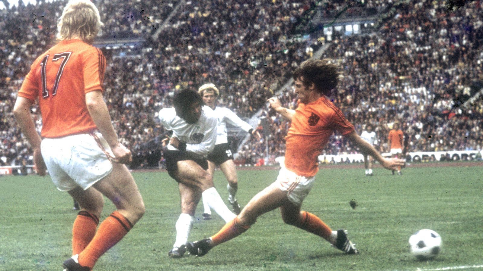 <strong>Deutschland – Niederlande 2:1 (WM-Finale 1974)</strong><br>
                42 Vergleiche gab es bislang, die Bilanz ist mit 15 DFB-Siegen, 16 Niederlagen und elf Remis fast ausgeglichen. Ein Highlight ist das WM-Finale 1974. Damals holt die deutsche Nationalmannschaft den WM-Titel im eigenen Land, durch ein 2:1 gegen die klar favorisierten Niederländer um Superstar Johan Cruyff. Der Start zu einer ganzen Reihe an denkwürdigen Duellen.

