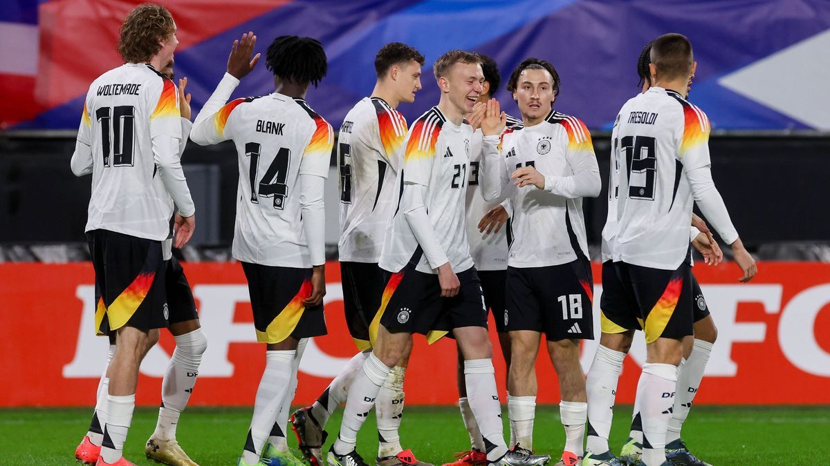 France, Valenciennes, 19.11.2024, Stade du Hainaut, France U21, U 21 v Germany U21 - International Friendly, Länderspiel, Nationalmannschaft Maximilian Beier (Germany) celebrates his goal with team...