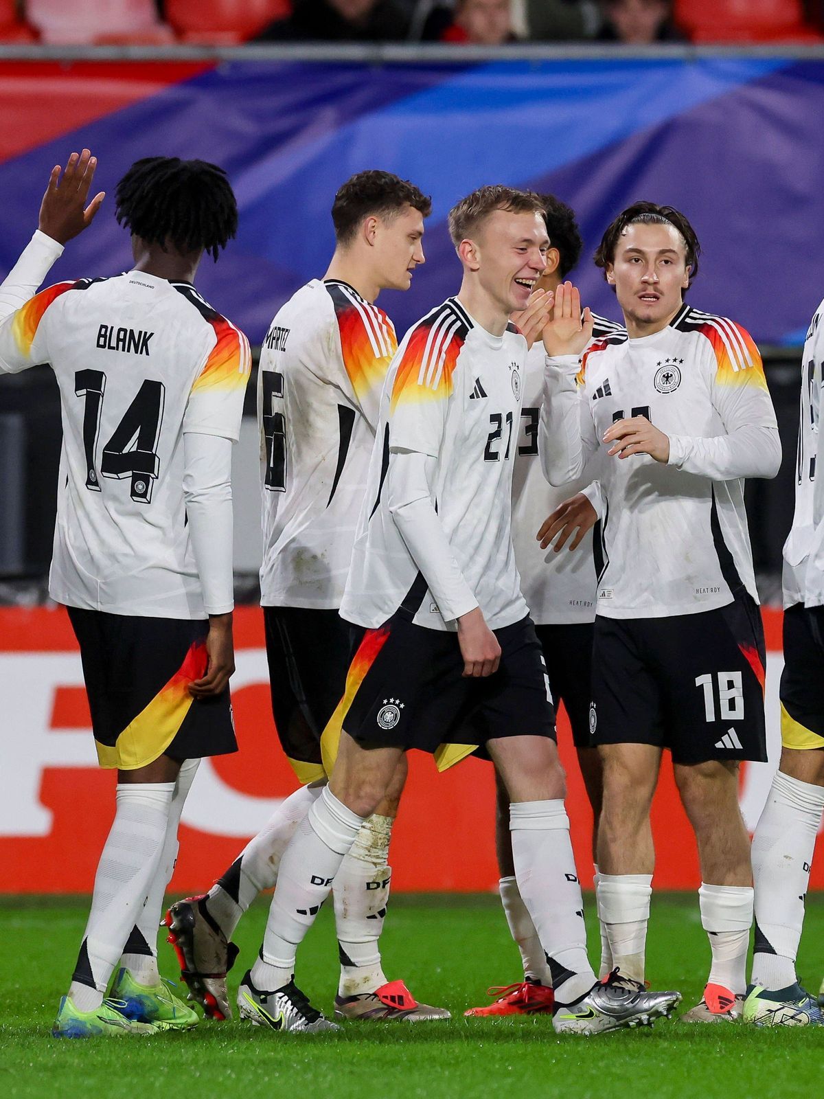 France, Valenciennes, 19.11.2024, Stade du Hainaut, France U21, U 21 v Germany U21 - International Friendly, Länderspiel, Nationalmannschaft Maximilian Beier (Germany) celebrates his goal with team...