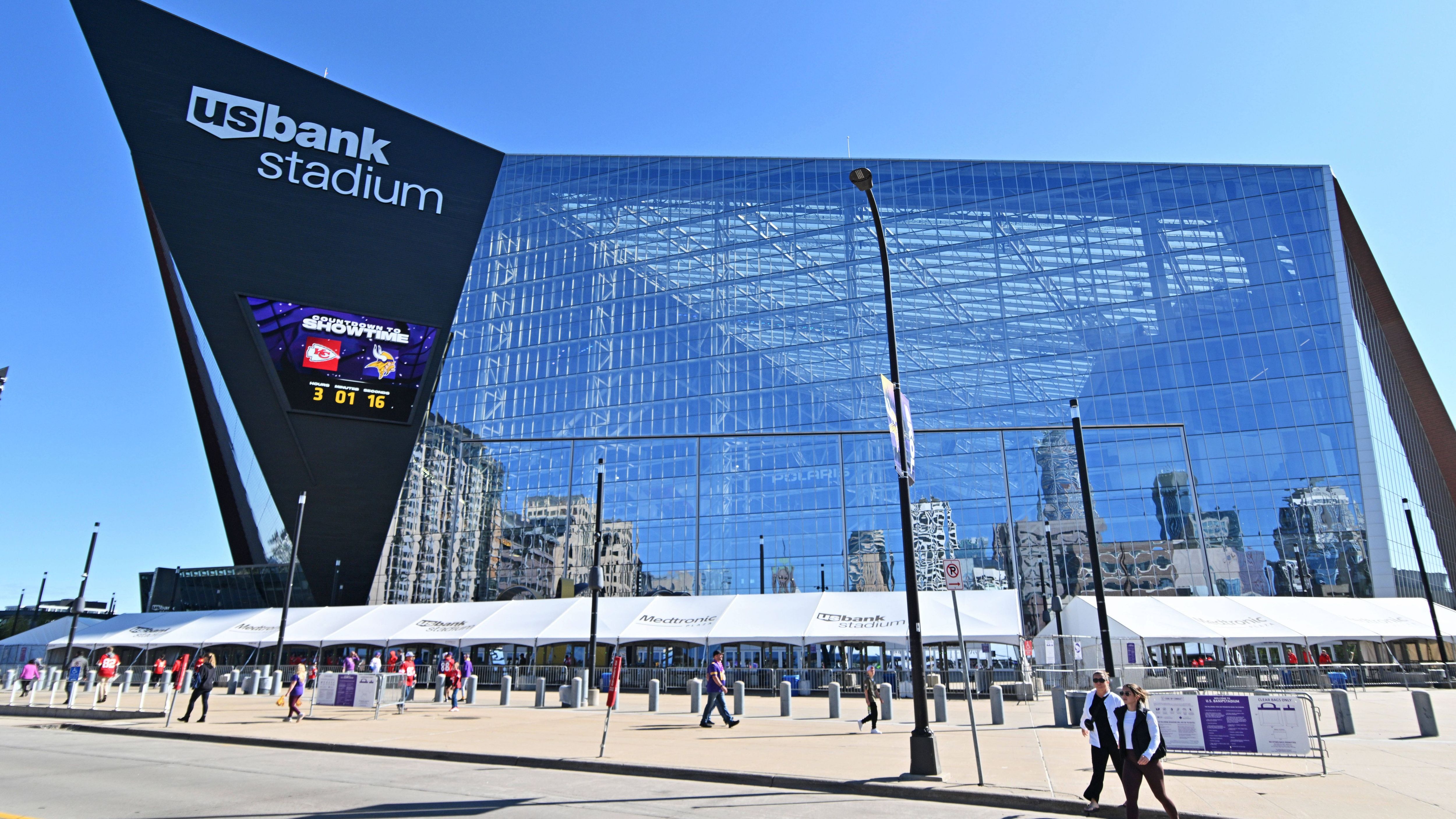 <strong>15. Platz: Minnesota Vikings (U.S. Bank Stadium)</strong> <br>Vier Tickets: 493,48 Dollar<br> Zwei Bier: 21 Dollar<br> Zwei Softdrinks: 12 Dollar<br> Vier Hotdogs: 27 Dollar<br> Parken: 22,07 Dollar<br> <strong>Gesamtkosten: 575,55 Dollar</strong>