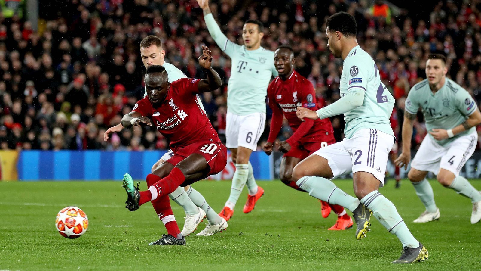 
                <strong>Liverpool gegen den FC Bayern: Die Bilder des Spiels</strong><br>
                Auch Sadio Mane hat eine gute Gelegenheit, trifft frei aus der Drehung den Ball aber nicht richtig. 
              