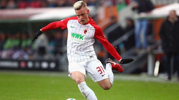 
                <strong>Linksverteidiger - Philipp Max (FC Augsburg)</strong><br>
                Der FC Augsburg spielte mit Platz 9 und 24 Punkten ebenfalls ein solides Halbjahr und stellt - welche Überraschung - den besten Vorlagengeber der bisherigen Spielzeit: Philipp Max. Der Linksverteidiger bereitete zehn FCA-Treffer vor, verdrängte den Griechen Konstantinos Stafylidis dauerhaft auf die Bank. Zuletzt gab es in England Gerüchte, wonach der 24-jährige Max im Visier diverser Premier-League-Klubs stehen soll (Liverpool, Manchester United, Tottenham, Everton). Finanziell würde sich ein Transfer des Linksverteidigers für Augsburg wohl lohnen, denn schließlich verlängerte der Shootingstar erst im Juli bis zum Sommer 2022.
              