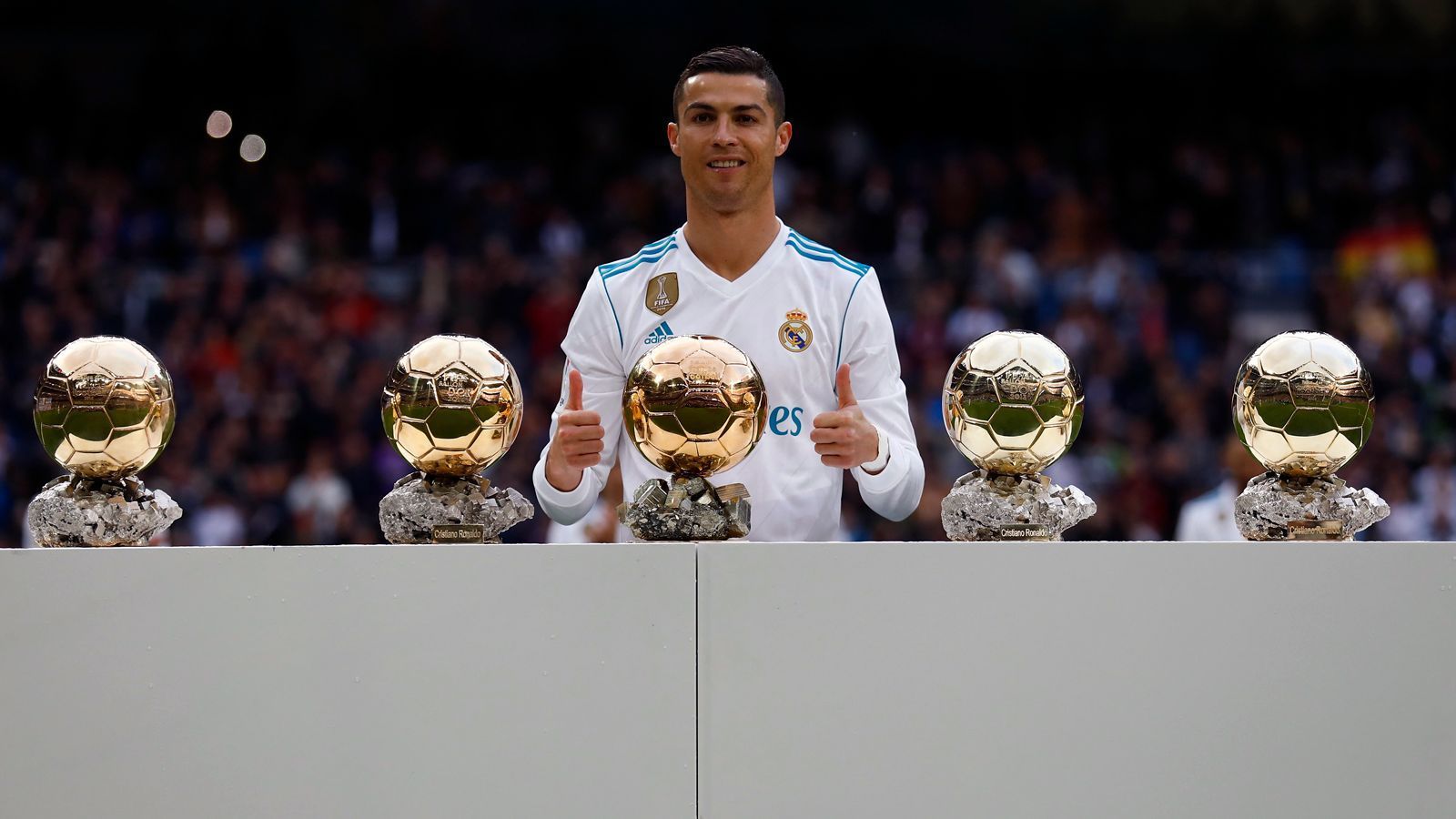 
                <strong>Cristiano Ronaldo (2017)</strong><br>
                Den fünften und bislang letzten Ballon d'Or gewann Cristiano Ronaldo im Jahr 2017, als er mit Real als erstes Team überhaupt den Champions-League-Titel erfolgreich verteidigen konnte. Hinter ihm landete erneut Lionel Messi und auf Platz 3 folgte Neymar. 
              