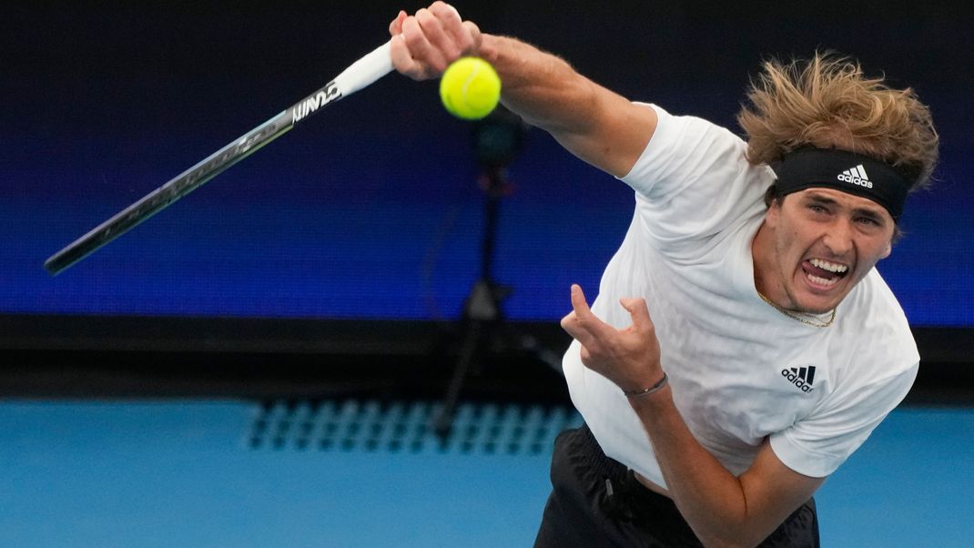 Alexander Zverev schlägt beim United Cup gegen Taylor Fritz auf.