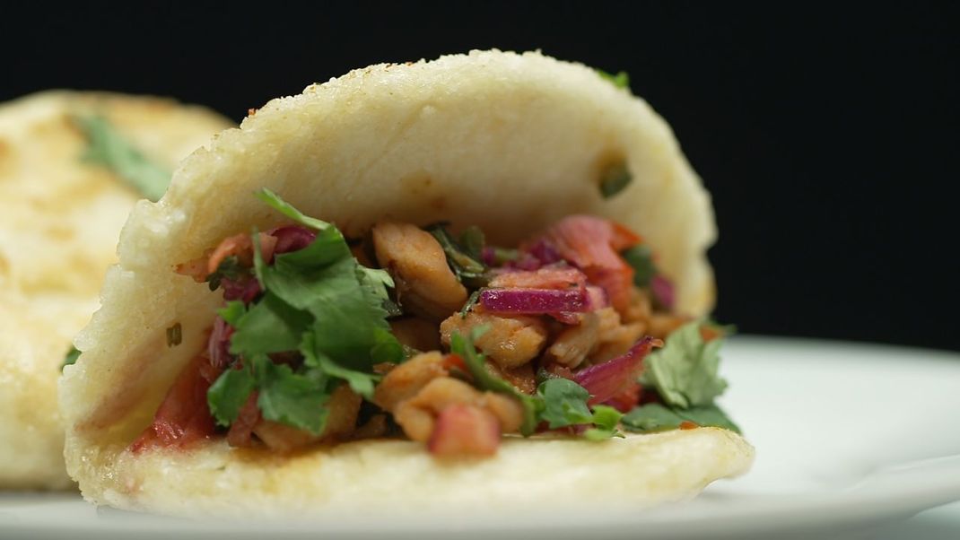 Vietnamesische Bao Bun Tacos sind gedämpfte Brötchen mit einer deftig-leckeren Füllung. Eine perfekte Alternative für Burger und Co. 