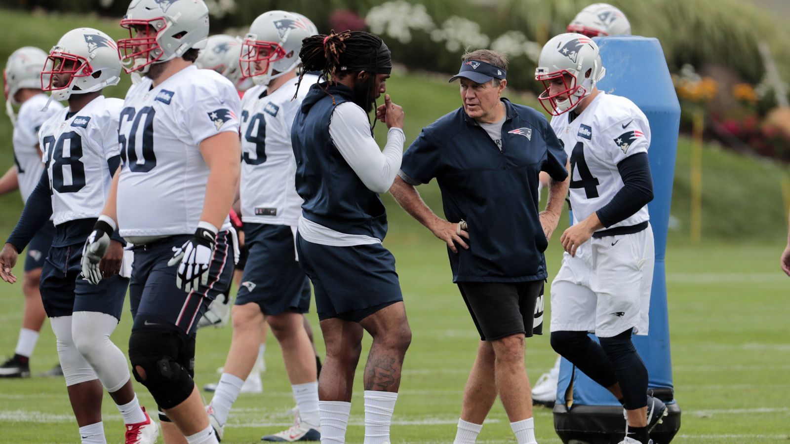 
                <strong>Entwicklungsspieler oder Routinier?</strong><br>
                Doch auch andere Aspekte entscheiden über die Spielerauswahl, wie Belichick erklärt: "Wenn man einen Spieler in den Trainingskader stellt, gibt es meist einen bestimmten Grund dafür. Es könnte ein Spieler mit viel Potential sein oder auch ein Spieler, der dein Spielsystem bereits kennt und dadurch schneller einsatzbereit wäre als andere."
              