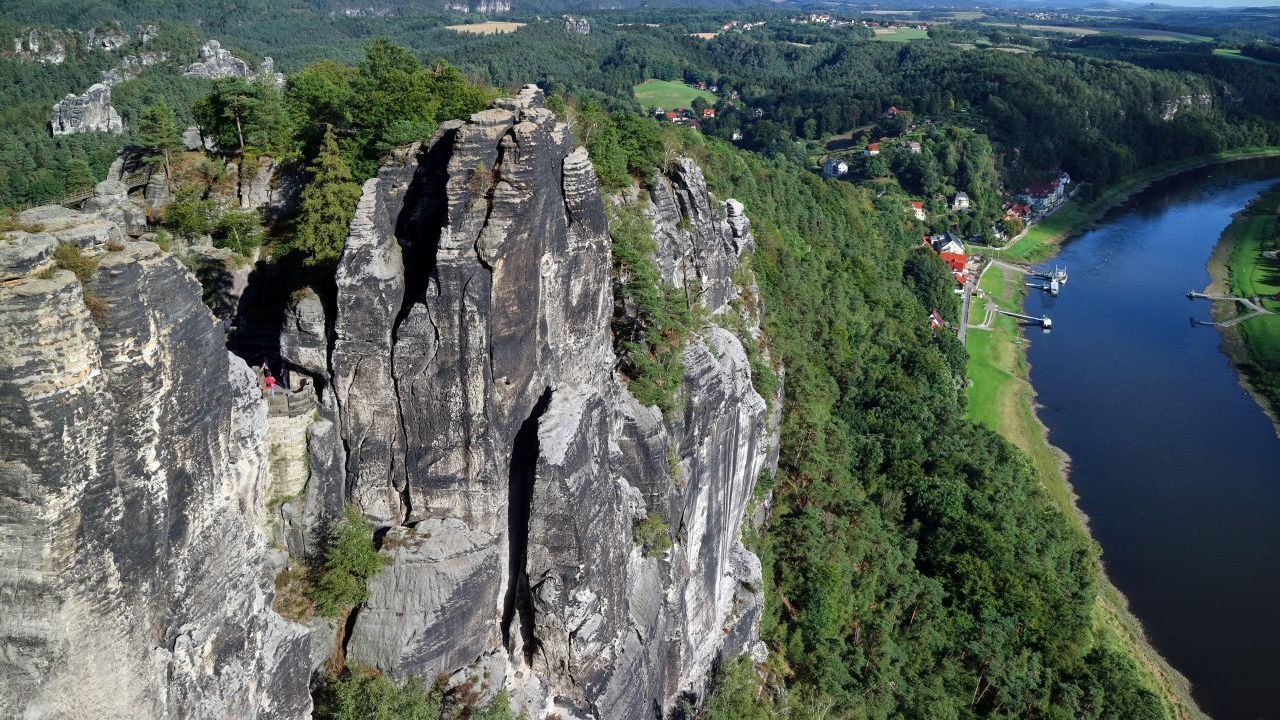 Eigentlich hieß das Elbsandstein-Gebirge in Sachsen bis 1780 einfach nur "Meißner Hochland". Doch seitdem der Autor Wilhelm Leberecht Götzinger (1758 – 1818) es in seinen Büchern "Sächsische Schweiz" nannte, ist der Ausdruck weit verbreitet.