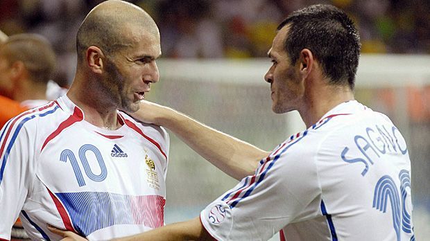 
                <strong>Sagnol sauer auf Zidane</strong><br>
                Das Ende vom Lied: David Trezeguet scheitert mit seinem Versuch im Elfmeterschießen am Querbalken und Frankreich bleibt acht Jahre nach dem Triumph in der Heimat nur Platz zwei. Nun würde natürlich niemand den National-Helden Zidane direkt für die bittere Niederlage verantwortlich machen. Aber bei einigen Kollegen grummelt's durchaus seit diesem Sommerabend 2006, wie Willy Sagnol kürzlich der "11Freunde" verrät. Schließlich sei Zidane auch so Weltmeister, er selbst werde das Gefühl jedoch nie nachvollziehen können. Dabei hat "Zizou" seinen Kollegen sicher nicht verboten, das Elfmeterschießen gegen Italien zu gewinnen.
              