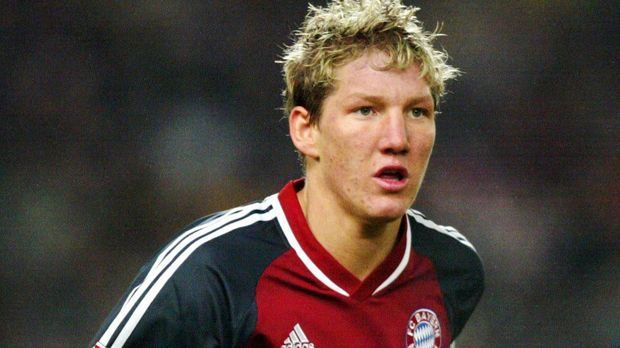 
                <strong>Bastian Schweinsteiger 2002</strong><br>
                Bastian Schweinsteiger - 2002. Früher zeigte sich der junge Schweini noch etwas unerfahrener und aufgeregter. Sein Debüt für die Profi-Mannschaft der Bayern gab er 2002.
              