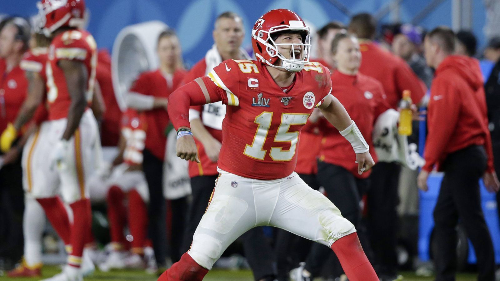 
                <strong>Houston Texans at Kansas City Chiefs</strong><br>
                Es ist das Auftaktspiel der NFL, was zudem ein Rematch der vergangenen Divisional Round ist. "Ich freue mich auf Mahomes in seinem ersten Spiel nach Corona", sagt ranNFL-Experte Jan Stecker. Sein Tipp: Die Chiefs gewinnen.
              