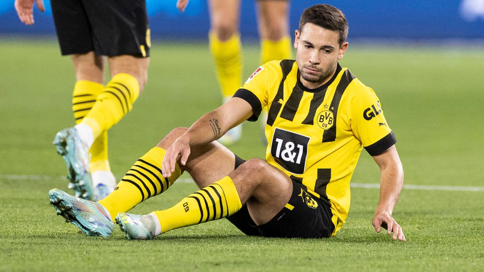 
                <strong>Raphael Guerreiro (Borussia Dortmund)</strong><br>
                Ist lange Zeit überhaupt nicht in der Partie. Sieht offensiv wie gegen den Ball den Großteil der ersten Halbzeit wenig Land. Lässt Hofmann ohne sonderliche Gegenwehr vor dem 0:1 in den Sechzehner ziehen. Vor der Halbzeit bereits mit Gelb verwarnt (34.). Prüft Olschowsky per gut platziertem Freistoß (40.), die daraus resultierende Ecke führt zum Anschlusstreffer. ran-Note: 
              