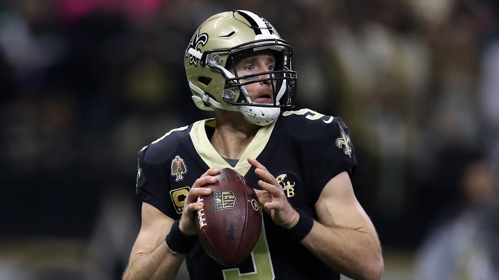 
                <strong>MVP: Drew Brees (New Orleans Saints) - 12 Stimmen</strong><br>
                Auch in seiner 18. NFL-Saison bricht Drew Brees weiterhin Rekorde. Seit dieser Saison hat kein Quarterback in der NFL-Geschichte für mehr Yards (74.437) geworfen, als der 40-Jährige von den New Orleans Saints. Damit ließ er Peyton Manning und Brett Favre hinter sich. In dieser Saison brachte Brees zudem 74,4 Prozent seiner Pässe an den Mann - bester Wert der diesjährigen Saison und führte die Saints zur besten Bilanz in der NFC (13-3).Knapp geschlagen geben, musste sich Patrick Mahomes (11 Stimmen). Gleich in seiner ersten Saison als Starter hat der 23-Jährige Statements gesetzt. Erst als dritter Quarterback überhaupt schloss er eine Regular Season mit 50 Touchdown-Pässen ab - 5097 Yards legte er durch die Luft zurück. Dazu kamen zwei Runs in die Endzone. Falls es jemals Zweifel am Weg der Kansas City Chiefs gab, die Alex Smith vor der Saison nach Washington schickten, sind die längst weggewischt.
              