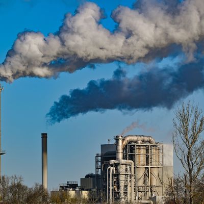 Qualmende Schornsteine in einem Industriegebiet in Brandenburg