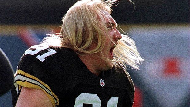 
                <strong>3. Kevin Greene</strong><br>
                Kevin Greene bingt es auf 160 Sacks und somit auf Platz drei. Der Linebacker spielte zwischen 1985 und 1999 für die St. Louis Rams, Pittsburgh Steelers, Carolina Panthers, San Francisco 49ers und nochmals für die Panthers. Interessant: Nach der NFL-Karriere versuchte sich Greene als Wrestler in der WCW. Greenes Frisur aus dem Jahr 1996 erinnert übrigens ein wenig an unseren Netman Icke.
              