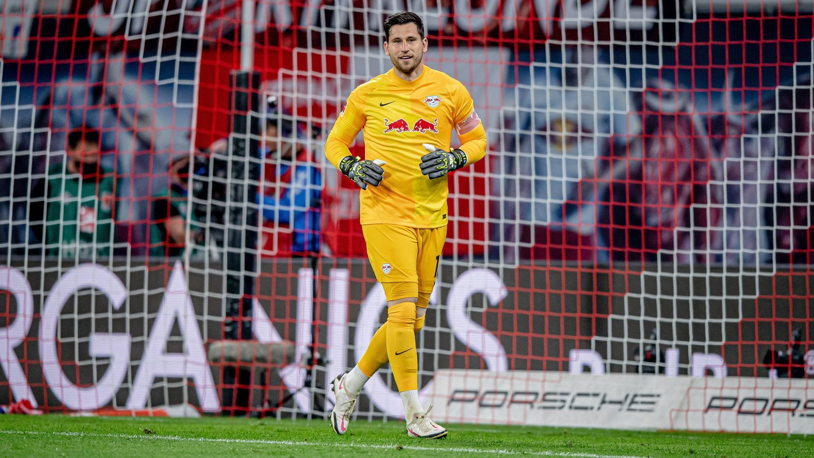 
                <strong>Philipp Tschauner (zuletzt RB Leipzig)</strong><br>
                Drei Jahre lang hatte Routinier Philipp Tschauner bei RB Leipzig den Job, sich als dritter Torhüter für den Worst Case bereitzuhalten, dass die beiden Schlussmänner vor ihm ausfallen und er dann einspringen müsste. Zu diesem Worst Case kam es jedoch nie, deshalb dauerte es bis zum 8. Mai 2022, ehe Tschauner sein Debüt für Leipzig feierte. Beim 4:0-Sieg am 33. Spieltag gegen Bielefeld bekam er zum Dank für seine loyalen Dienste drei Einsatzminuten als Abschiedsgeschenk. Für den 36-Jährigen geht es künftig als Torwarttrainer im Nachwuchsbereich der Leipziger weiter. Insgesamt kam Tschauner in seiner Karriere zu 34 Bundesliga-sowie 201 Zweitliga-Einsätzen für Nürnberg, 1860 München, den FC St. Pauli, Hannover 96, den FC Ingolstadt sowie eben RB Leipzig. 
              
