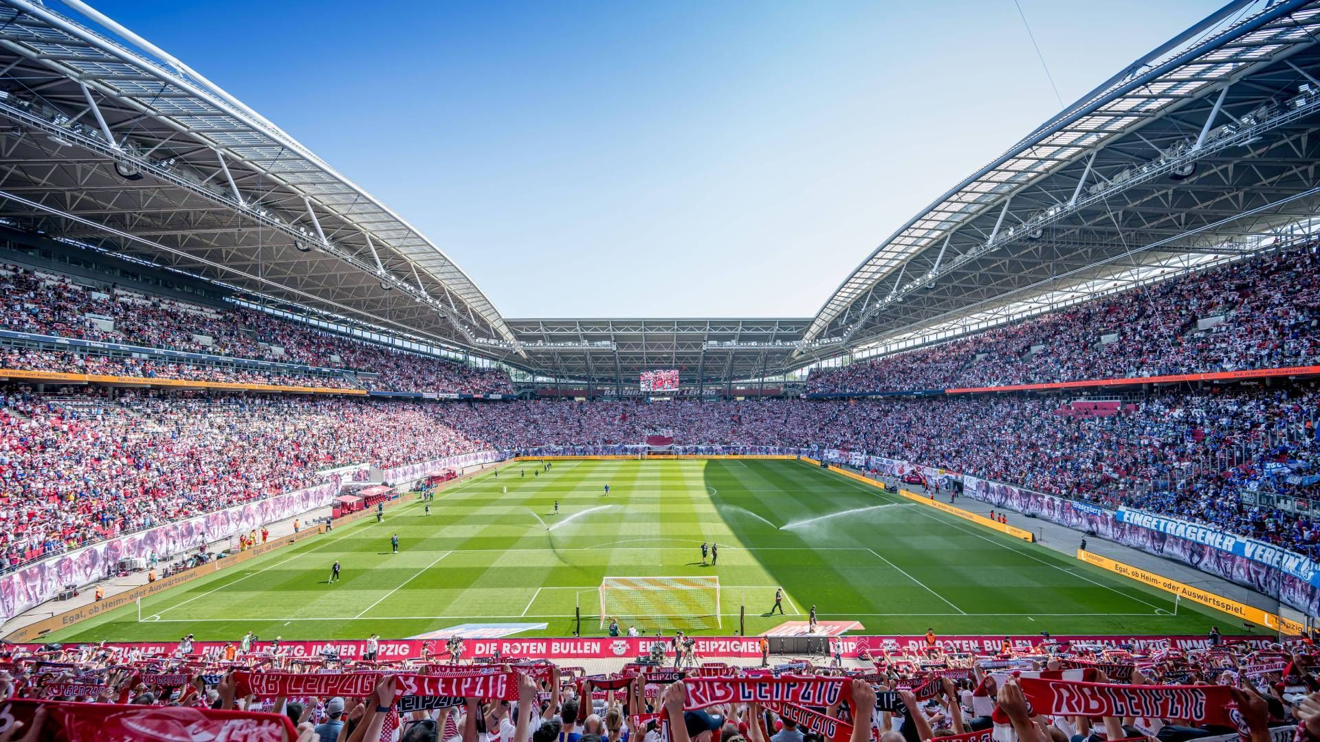 
                <strong>4. Platz (geteilt): Red Bull Arena (RB Leipzig; 17 Punkte)</strong><br>
                Die Leipziger hingegen kassierten einen Rückschlag, um sechs Punkte fiel der Pokalsieger im PETA-Ranking ab. Das Angebot ist dennoch weiterhin im Spitzenfeld der Liga angesiedelt, unter anderem gibt es vegane Nuggets, vegane Schnitzelbrötchen und vegane Würstchen (Bratwurst und Currywurst) mit rein veganen Saucen. Ein Veganz-Kiosk - Veganz ist eine vegane Lebensmittelmarke - im Food Court auf Ebene 6 rundet das Angebot ab.
              