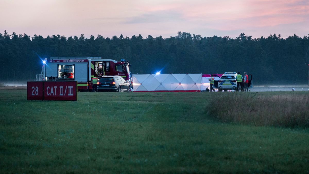 Polizisten arbeiten hinter Sichtschutzblenden an Aktivisten der Klima-Initiative Letzte Generation auf dem Nürnberger Flughafen. 