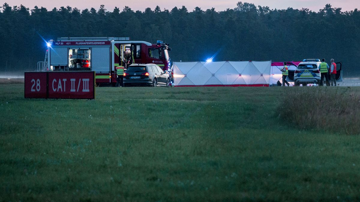 Polizisten arbeiten hinter Sichtschutzblenden an Aktivisten der Klima-Initiative Letzte Generation auf dem Nürnberger Flughafen. 