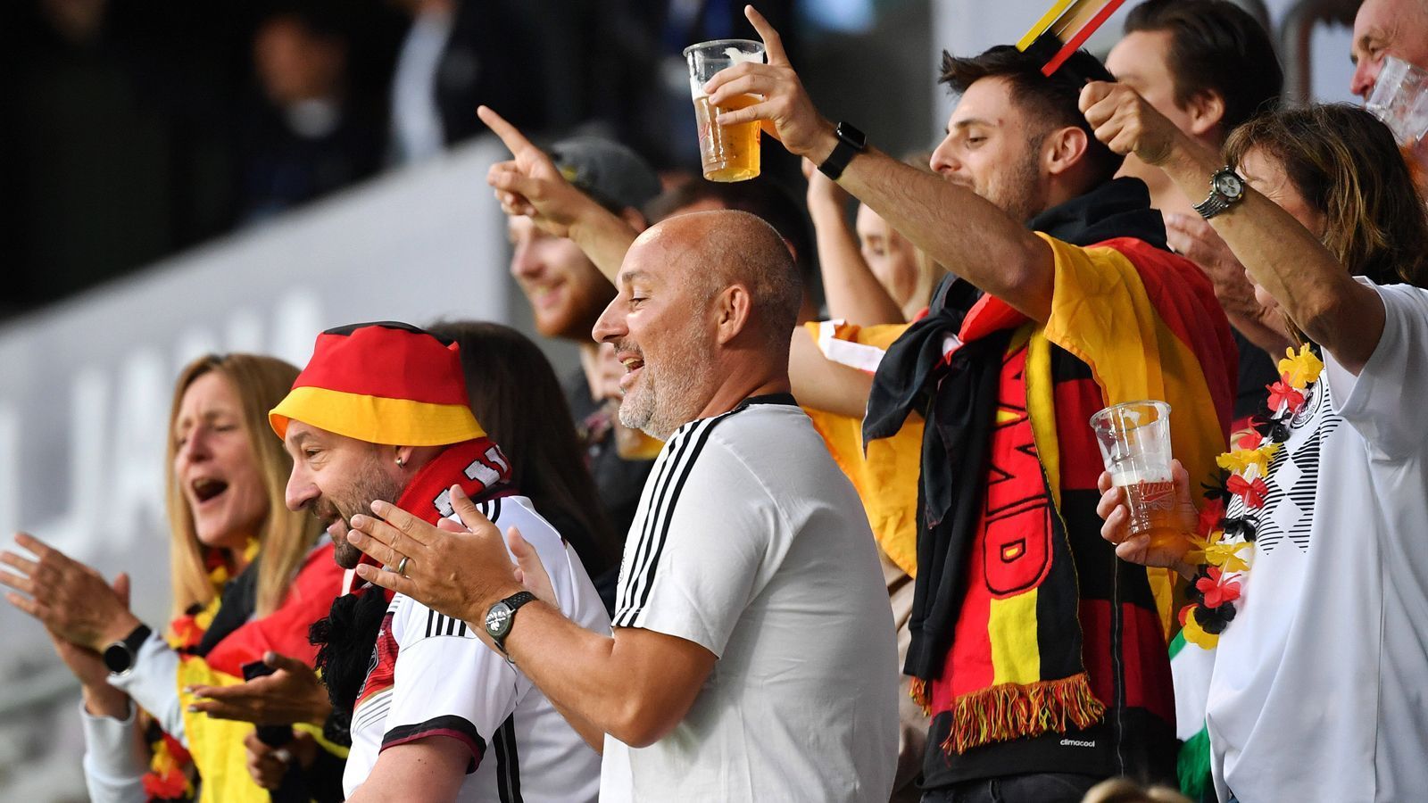 
                <strong>Die Fan-Regeln für den EM-Auftakt in München</strong><br>
                Am fünften Tag des Turniers ist es so weit, die deutsche Nationalmannschaft und damit der Standort München steigen in die Europameisterschaft ein. Um 21 Uhr empfängt die DFB-Elf Weltmeister Frankreich (im Liveticker), rund 14.000 Zuschauer dürfen kommen. Doch welche grundlegenden Regeln müssen diese 14.000 beachten? ran hat die Fan-Guidelines zum DFB-Auftakt.
              