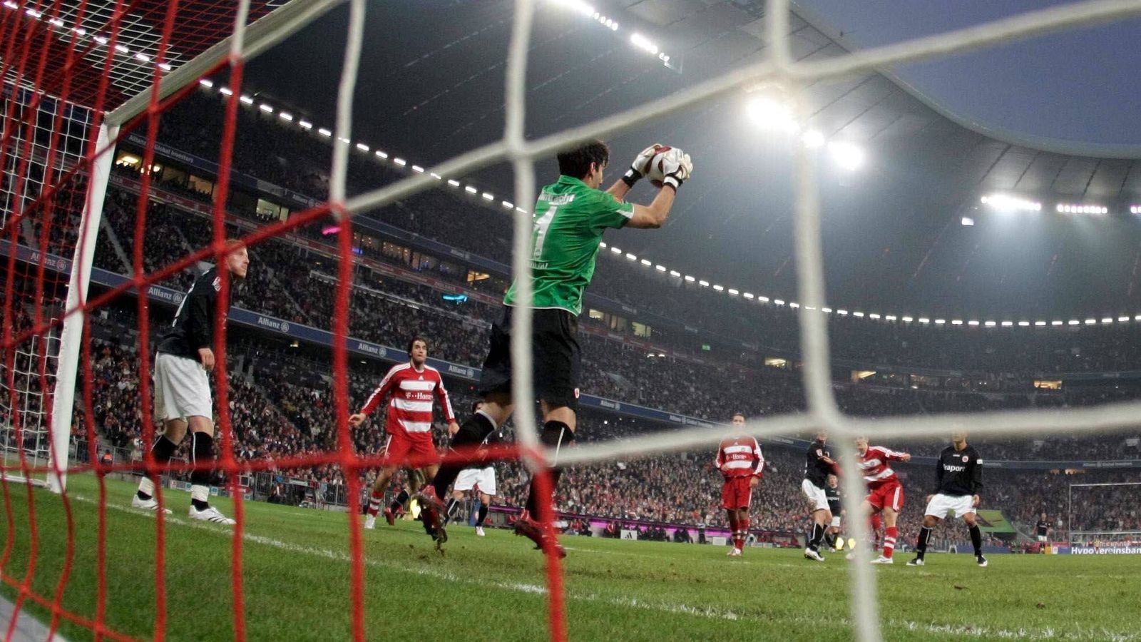 
                <strong>FCB-SGE-2007-Bundesliga-Nikolov</strong><br>
                Bundesliga, 2007/08: Bayern München - Eintracht Frankfurt 0:0 - Nikolov hält allesWieso schafft es eine Nullnummer in diese Highlightgalerie? Ganz einfach: Dieses 0:0 war etwas Besonders - vor allem eine außergewöhnliche Torhüterleistung. Denn an Eintracht-Keeper Oka Nikolov (Bild) kam an diesem Tag keiner vorbei. Am Ende parierte das Frankfurter Urgestein unfassbare 38 Schüsse auf seinen Kasten. "Der Gegner hatte zwar fußballerisch höchstens das Niveau eines schlechten Zweitliga-Klubs, aber einen Torwart, der an diesem Tag eine Weltklasseleistung bot", urteilte die FAZ. Und Nikolov stand auch nur im Tor, weil der Stammtorwart Markus Pröll mit einer Grippe im Bett lag. Es gibt eben Sachen, die gibt es nicht ...
              