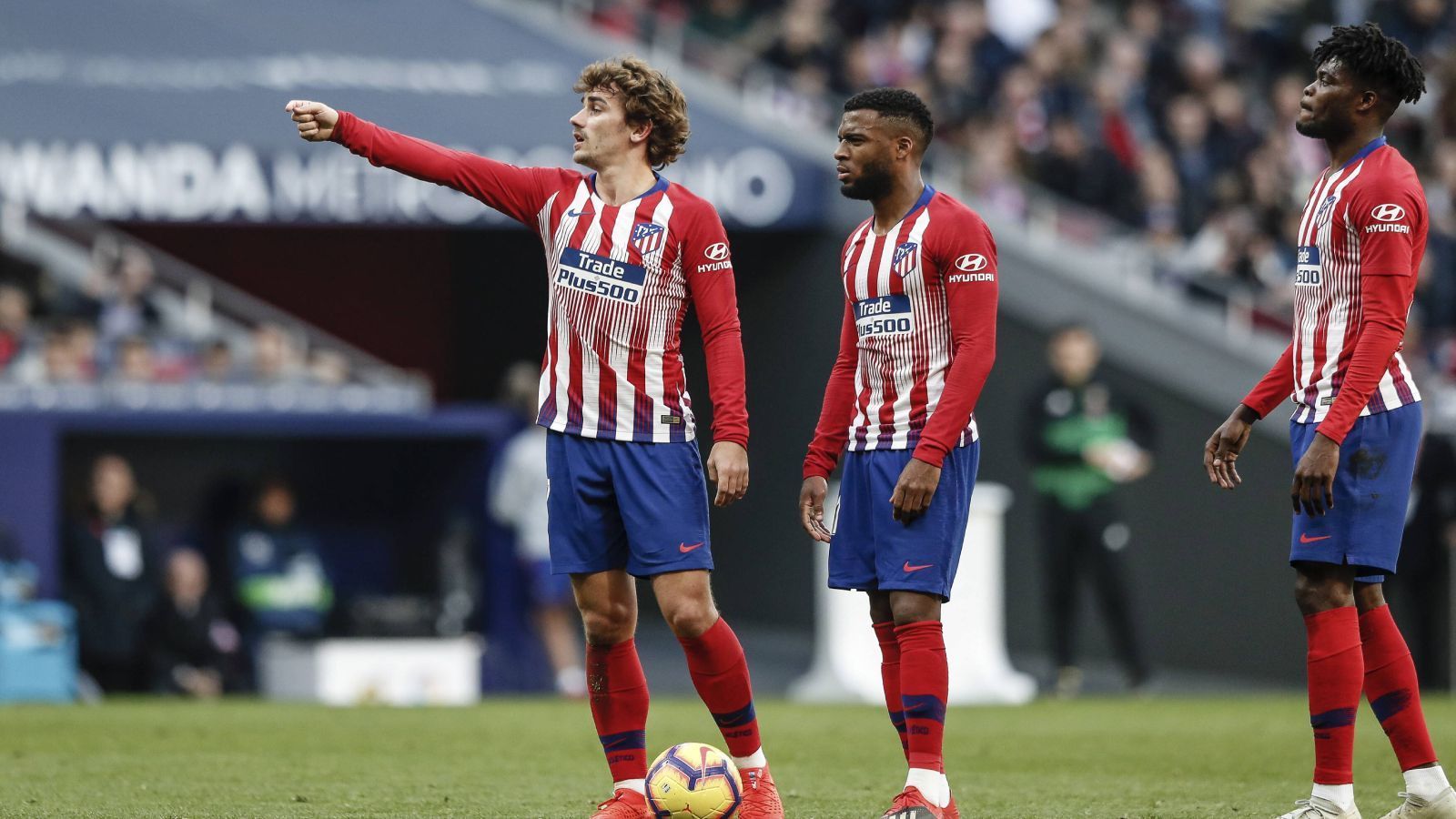 
                <strong>Platz 3: Atletico Madrid</strong><br>
                Generierte Transfereinnahmen seit der Saison 2009/10: 976,00 Mio. EuroRekordverkauf: Antoine Griezmann (Saison 19/20 für 120 Mio. Euro zum FC Barcelona)
              