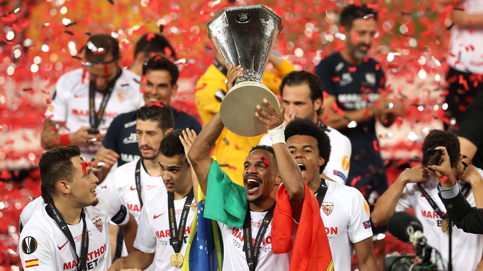 
                <strong>Sechster Europa-League-Titel in 15 Jahren! So spaziert der FC Sevilla durch Europa</strong><br>
                Kaum ein Verein hat so eine beeindruckte Bilanz im Europapokal aufzuweisen wie der FC Sevilla. Seit der Saison 2005/06 gewannen die Andalusier zweimal den UEFA-Cup und viermal die Europa-League, den Nachfolgerwettbewerb des UEFA-Cups. Mit sechs Siegen thronen die Spanier als Rekordhalter über den restlichen Gewinnern des Wettbewerbs. ran.de stellt euch die einzelnen Siege des FC Sevilla in den vergangenen 15 Jahren vor.
              