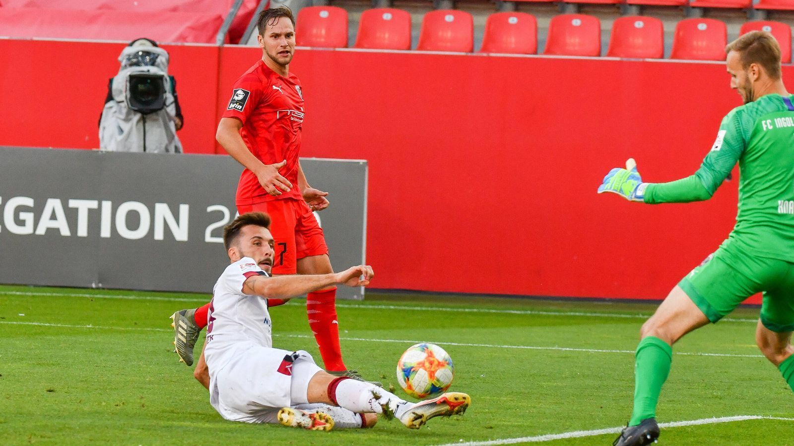 
                <strong>Fabian Schleusener (1. FC Nürnberg)</strong><br>
                Den 11. Juli 2020 werden die Beteiligten auf dem Feld sowie die Fans des 1. FC Nürnberg wohl so schnell nicht vergessen, denn der "Club" stand bis in die Nachspielzeit des Abstiegs-Relegations-Rückspiels in Ingolstadt am bzw. eigentlich schon über dem Abgrund in Richtung 3. Liga - dann kam Fabian Schleusener (u.). Der Joker erzielte in der sechsten Minute der Nachspielzeit den Treffer zum 1:3-Anschluss und rettete damit die Franken spät, aber doch noch gerade rechtzeitig vor dem Abstieg in die 3. Liga. Kurios: Im 22. Saison-Einsatz war dies der allererste Treffer für Schleusener - und dann gleich einer für die Ewigkeit. 
              