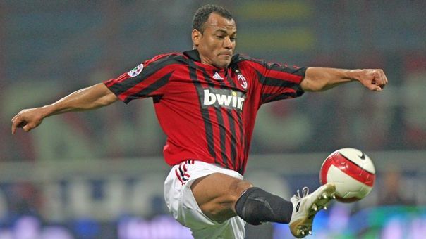 <strong>Abwehr: Cafu</strong><br>Mit Landsmann Cafu verbindet Ronaldo eine sehr erfolgreiche Spieler-Vergangenheit. Das brasilianische Duo wurde 1994 und 2002 gemeinsam Weltmeister, spielte danach auch noch auf Vereinsebene zusammen bei der AC Mailand, der letzten Station Ronaldos in Europa, bevor er anschließend bei Corinthians Sao Paulo seine Laufbahn im Februar 2011 beendete.