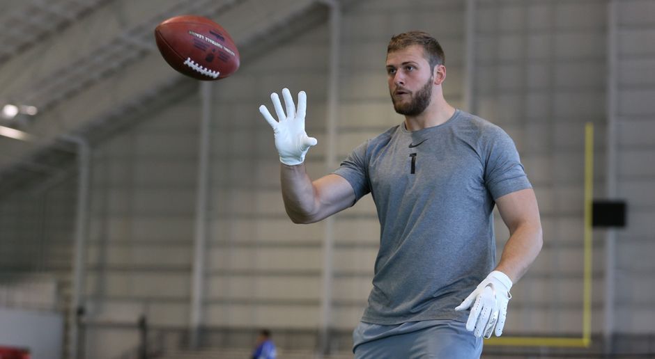 
                <strong>MoBo9</strong><br>
                Moritz Böhringer kämpft weiter um seinen NFL-Traum! Der deutsche Wide Receiver war beim International Combine in Tampa dabei, um sich wieder in die Notizblöcke der Scouts zu bringen. Wir haben die Bilder für euch. 
              