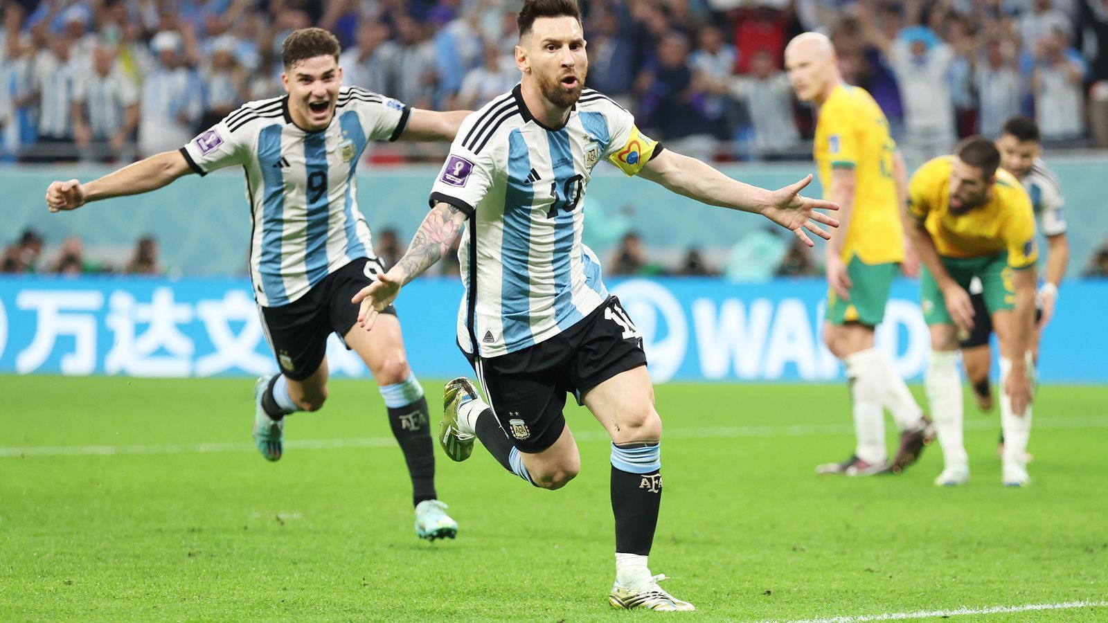 
                <strong>Form</strong><br>
                Schlechter hätte der Turnierstart für Argentinien kaum laufen können: Das 1:2 gegen Saudi-Arabien war eine Blamage. Aber nach dem Schock meldeten sich Messi & Co. umso beeindruckender zurück: Die Siege gegen Mexiko und vor allem gegen die völlig chancenlosen Polen waren Ausrufezeichen. Gegen Australien waren die Weichen im Achtelfinale früh auf Sieg gestellt, auch wenn ein Eigentor die letzten Minuten noch einmal zum Thriller werden ließ. Die Formkurve im Turnierverlauf zeigt steil nach oben – vor allem bei Messi. Daher: Punkt Argentinien. Stand: 4:4
              