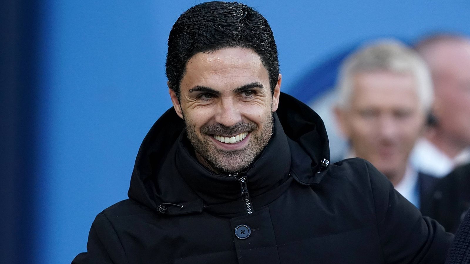 
                <strong>Platz 2: Mikel Arteta, FC Arsenal – 7,35 Punkte</strong><br>
                Der jüngste Trainer in der Liste landet im Ranking auf Platz zwei und somit vor Pep Guardiola. In der Premier League läuft Mikel Arteta allerdings mit seinem FC Arsenal hinter Pep und Manchester City ein. Die Gunners sind die erste Mannschaft, die der 41-Jährige als Trainer trainiert. Zuvor war er Co-Trainer von Guardiola bei Manchester City.
              