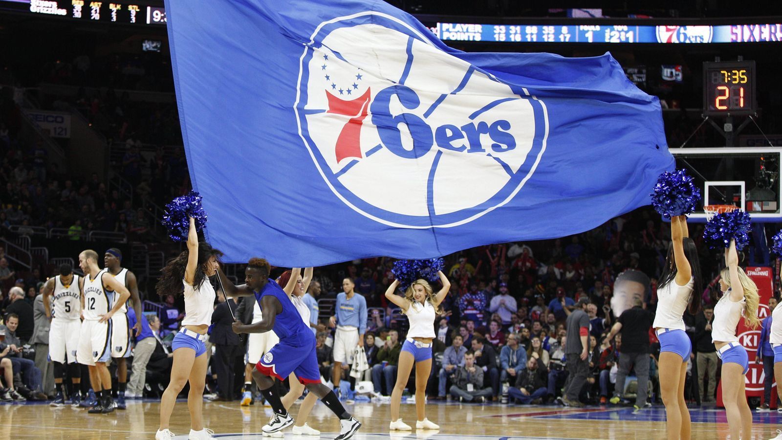 
                <strong>Philadelphia 76ers    </strong><br>
                Die Philadelphia 76ers gelten als das Team der Zukunft. Nachdem "Philly" fünf Jahre in Folge die Playoffs verpasste, gelangten sie diese Saison in das Conference Semifinal. Mit jungen Spielern wie Ben Simmons sowie Joel Embiid und einem LeBron James an ihrer Seite wären die 76ers sofort ein Titelkandidat. Die aufgekommenen Gerüchte, James habe sich in Philadelphia bereits nach Privatschulen für seine Kinder umgesehen, haben sich bislang aber nicht bestätigt. Trotzdem: Die 76ers wären in sportlicher Hinsicht eine gute Option für James. 
              