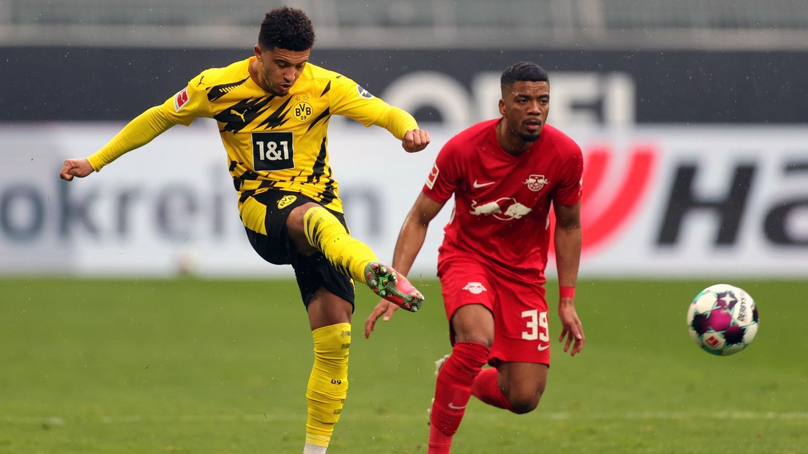 
                <strong>Jadon Sancho</strong><br>
                Wirbelt vor allem zusammen mit Reus die Leipziger Hintermannschaft schwindlig - zumindest eine knappe Stunde lang. Egal ob als Vorlagengeber oder im Abschluss strahl er immer Torgefahr aus. Belohnt sich in der 51. Minute selbst, als er nach Guerreiros Assist fast ohne Gegenwehr der Sachsen aus spitzen Winkel zum 2:0 einschieben kann. Dahouds Auswechslung zieht der BVB-Offensive zwar etwas den Stecker, wenn es gefährlich wird, dann aber über Sancho. Nach Traumpass von Brandt in der Schlussphase und toller Kombination mit Guerreiro erhöht er auch noch auf 3:2. Sancho damit der Matchwinner. ran-Note: 2
              