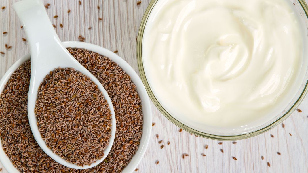 Flohsamenschalen im Joghurt sorgen für eine Extraportion Nährstoffe in deinem Frühstück.