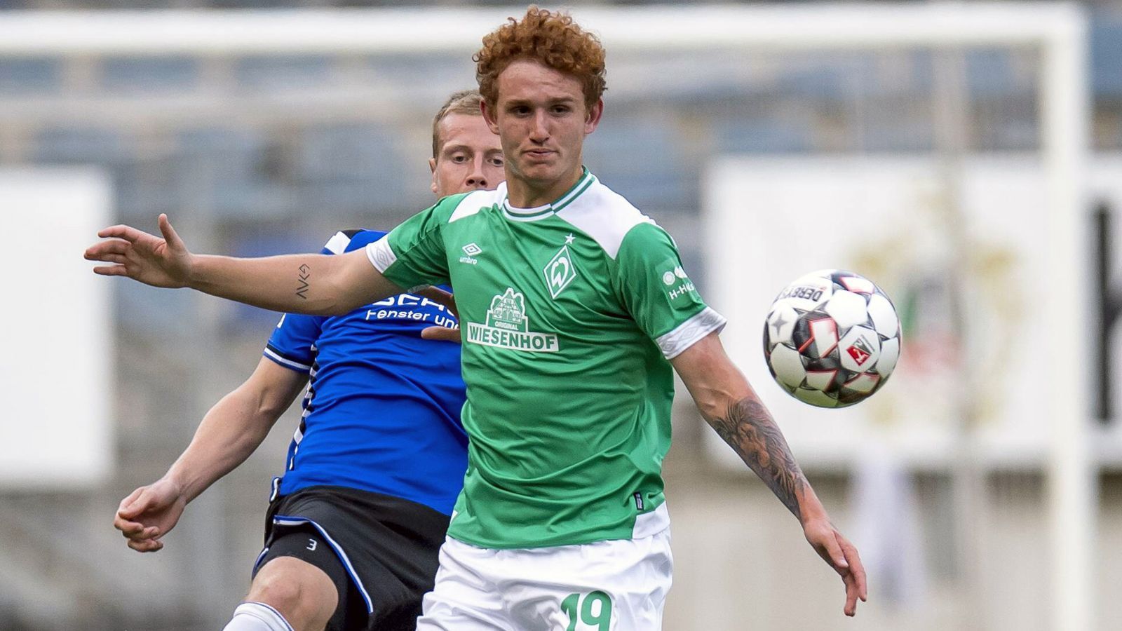 
                <strong>Josh Sargent (SV Werder Bremen)</strong><br>
                Die Lücke, die durch die langjährigen Verletzungsprobleme von Johannsson klafft, füllt nicht zuletzt dessen Bremer Mannschaftskollege Josh Sargent aus. Der US-Stürmer ist zwar in der Bundesliga noch ohne Einsatz, dafür darf der 18-Jährige im US-Nationalteam schon regelmäßig ran. Zuletzt kam das Talent aus Missouri etwa auch über eine Stunde gegen Italien zum Einsatz (0:1) und hat inzwischen schon sechs Länderspiele absolviert. An der Weser darf Sargent bislang nur bei den Regionalliga-Amateuren ran, ist dort jedoch treffsicher (elf Spiele, sieben Tore).
              