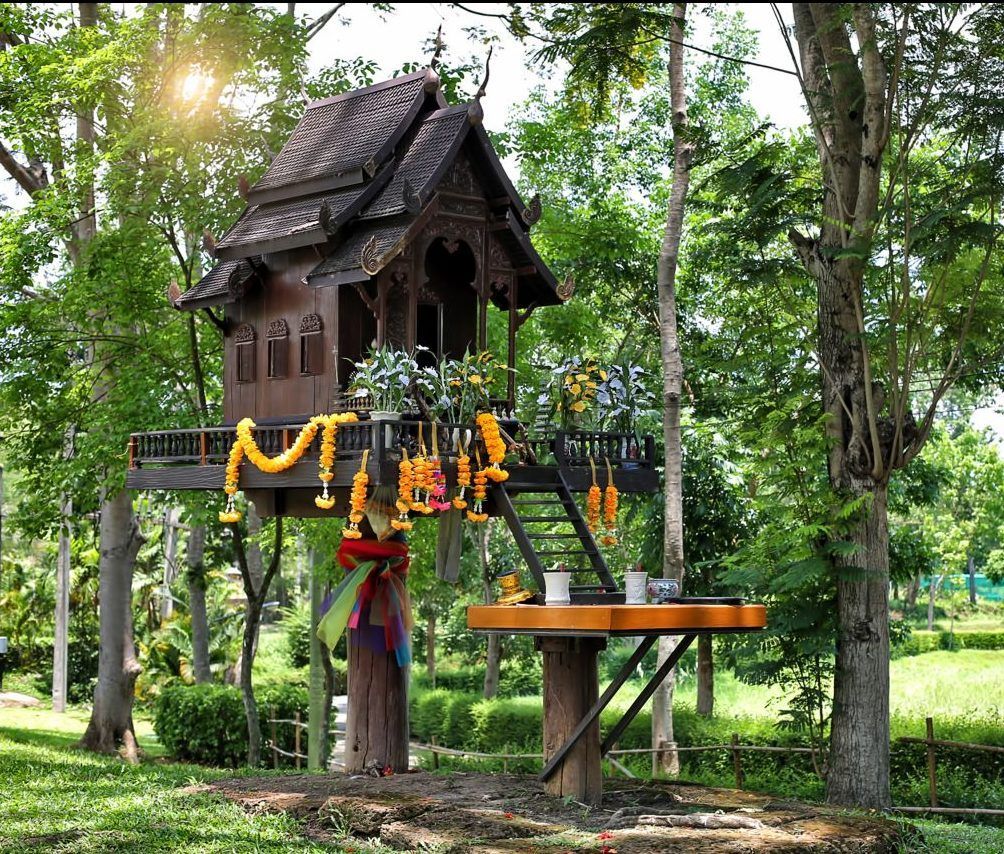 So sehen die Häuser in Thailand aus - nur eben in groß. Wer wohnt dann in dem kleinen Haus? Der Hausgeist. Wer friedlich leben will, muss sich mit ihm gutstellen - am besten mit Snacks und kleinen Geschenken. 