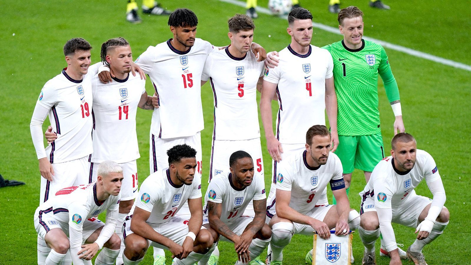 
                <strong>Löwen oder Miezekatzen?</strong><br>
                Die "Three Lions" waren in der Vorrunde eher schnurrende Kätzchen, hier ist sich die englische Presse einig. Wer nimmt das Heft in die Hand, wenn es einmal nicht läuft oder eng wird? Zwar haben die Engländer mit Kane, Sterling, Foden, Mount, Grealish, Sancho, Bellingham, Phillips großartige Spieler in ihren Reihen. Die meisten sind aber zu jung, um eine Mannschaft mitzureißen. Sterling und Kane entpuppten sich bisher auch nicht als Einpeitscher. Liverpools Jordan Henderson ist gefühlt der einzige, der das könnte. Der gehört aber eigentlich nicht zum Stammpersonal. Wenn sich aber in entscheidenden Momenten niemand ein Herz fasst, dann wird es gegen die deutsche Mannschaft schwer. Denn eines können Jogis Jungs: kämpfen.
              