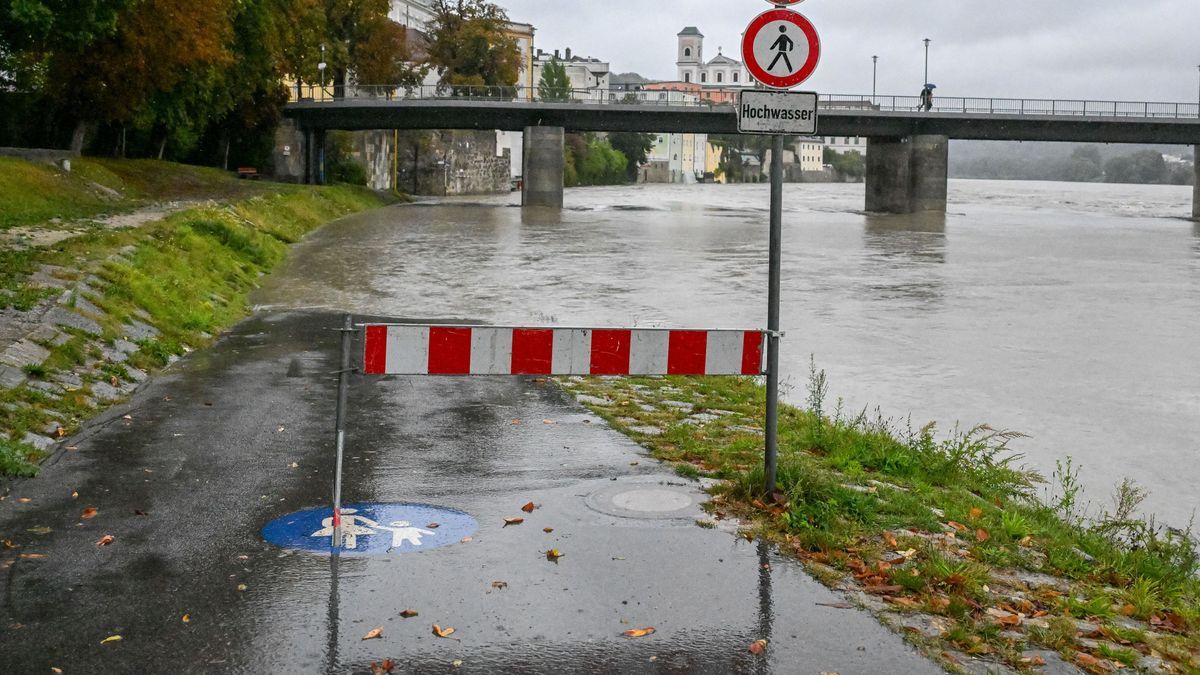 Eine Absperrung steht in Passau am überschwemmten Innufer.