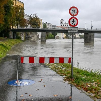 Eine Absperrung steht in Passau am überschwemmten Innufer.