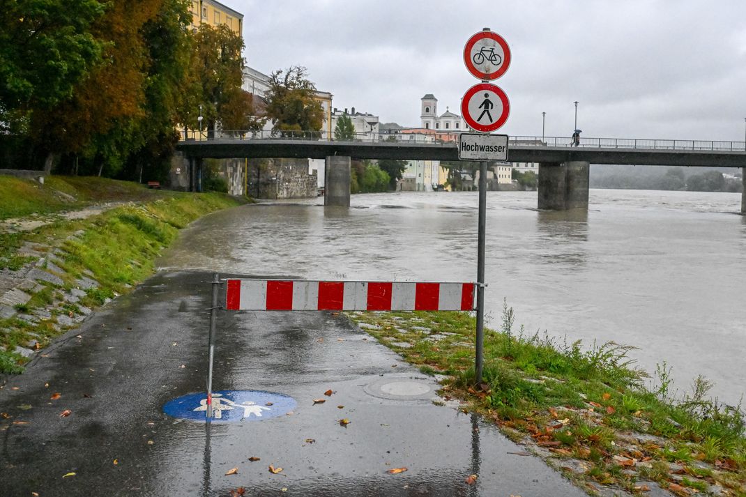 Eine Absperrung steht in Passau am überschwemmten Innufer.