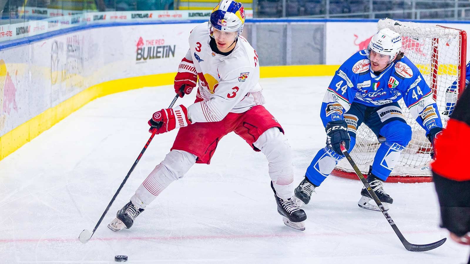 
                <strong>Julius Sumpf (Stürmer, RB Hockey Juniors)</strong><br>
                Sumpf durchläuft seine Ausbildung an der RB Hockey Akademie in Salzburg und stand in der abgelaufenen Spielzeit in 34 Partien (10-14-24) für die RB Hockey Juniors in der internationalen Juniorenliga AlpsHL auf dem Eis. Auch  bei der U18-WM kam der 18-jährige Stürmer für die deutscheAuswahl zum Einsatz (sechs Spiele, 2-2-4) und war als Assistenzkapitän geteilter Top-Scorer und Top-Torjäger der deutschen Nationalmannschaft bei diesem Turnier. Der 1,85 Meter große Linksschütze wurde in München geboren, taucht im Central-Scouting-Bericht aber nicht auf.
              