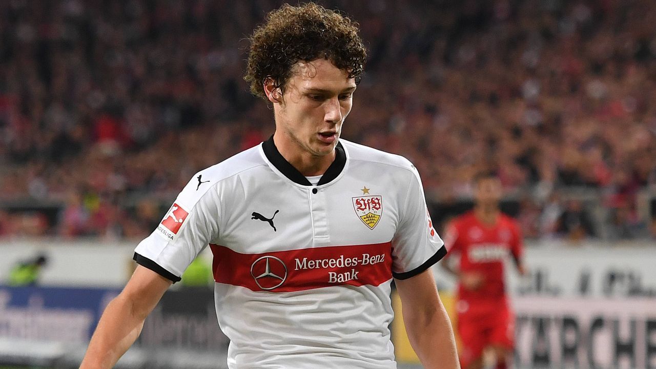 
                <strong>4: VfB Stuttgart</strong><br>
                Benjamin Pavard (Foto): Saison 2019/20 - für 35 Millionen EuroJoshua Kimmich: Saison 2015/16 - für 8,5 Millionen EuroSven Ulreich: Saison 2015/16 - für 3,5 Millionen EuroMario Gomez: Saison 2009/10 - für 30 Millionen Euro
              