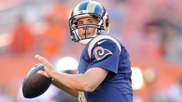 <strong>Platz 22: Sam Bradford</strong><br>Bei den Rams war Sam Bradford ein Opfer seiner Umstände. Eine katastrophale O-Line sorgten immer wieder für Verletzungen. Wenn der QB spielen konnte, zeigte er gute Ansätze. Als guter Pocket Passer hielt er sein schlechtes Team immer wieder im Spiel. 2016 konnte er bei den Minnesota Vikings glänzen. Über 70% seiner Pässe in Lila kamen an. Dabei reichte es für 20 Touchdowns bei nur fünf Interceptions. Ansonsten spielte er als BackUp.