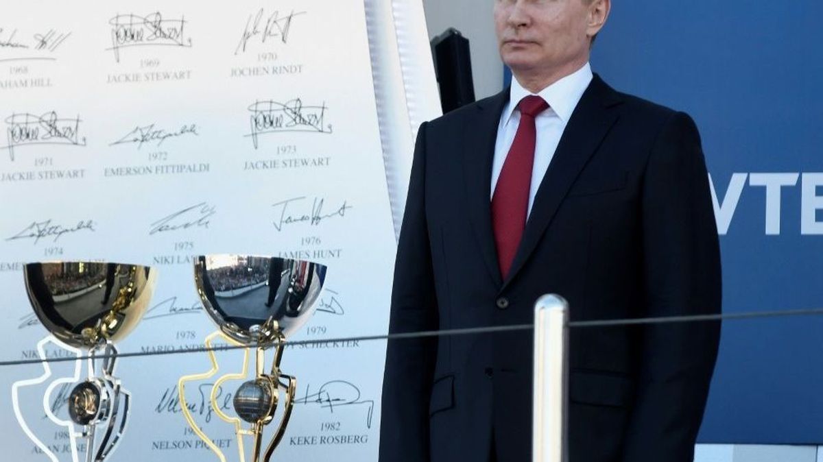 Putin fordert würdigen Auftritt der Nationalmannschaft