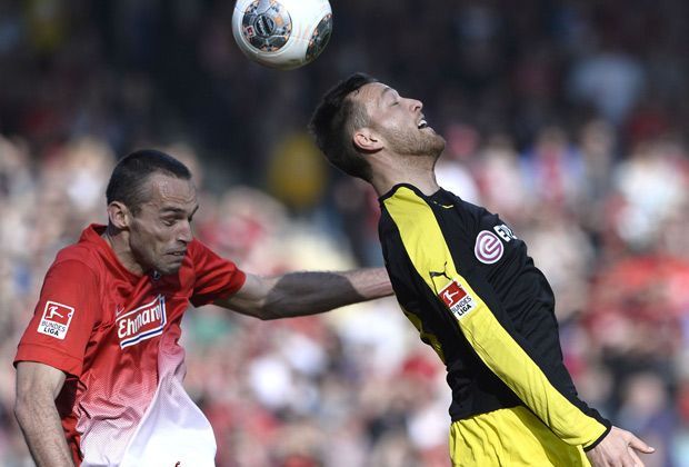
                <strong>SC Freiburg - Borussia Dortmund 0:1</strong><br>
                Borussia Dortmund reist mit großen Verletzungssorgen zum SC Freiburg. Robert Lewandowski und Marco Reus sind nicht einsatzfähig. Das ist die Chance für Ergänzungsspieler wie Julian Schieber.
              