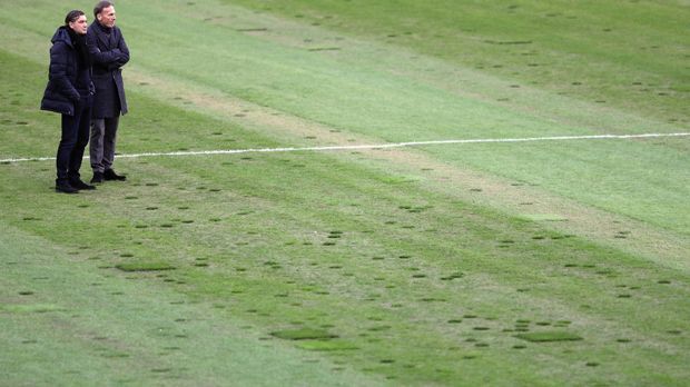 
                <strong>Auf diesem Acker spielten Gladbach und Dortmund</strong><br>
                Die BVB-Bosse Hans-Joachim Watzke (r.) und Michael Zorc sahen sich den Rasen im Borussia Park noch vor Spielbeginn aus nächster Nähe an. "Das ist nicht der schönste Rasen. Das ist unangenehm. Aber auch für die Gladbacher, die ja auch versuchen wollen, spielerische Lösungen zu finden. Mal sehen, wie schlecht der Rasen beim Spiel wirklich wird. Man muss sich darauf einstellen, das ist unser Job", sagte Dortmunds Trainer Peter Stöger vor dem Spiel bei "Sky". Was den Borussen offenbar auch gut gelang, schließlich gewannen sie das Spiel mit 1:0.
              