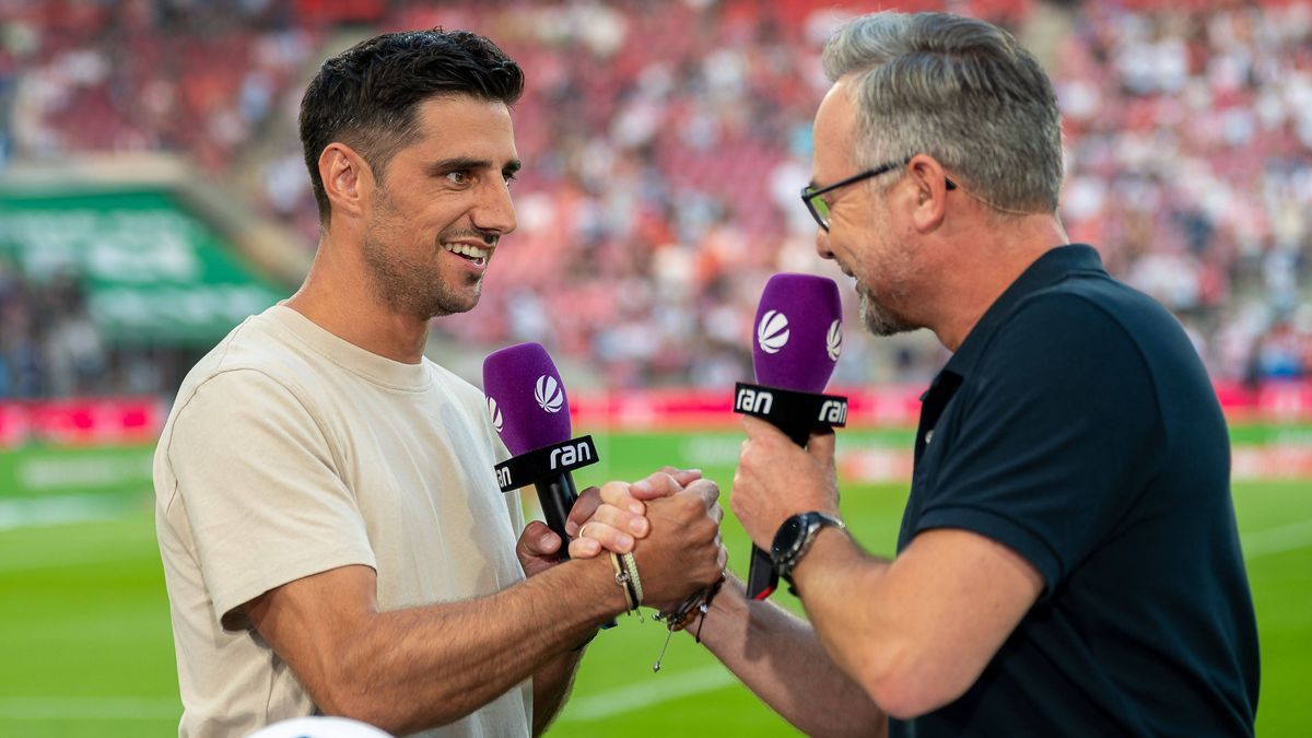 02.08.2024, Fussball: 2. Bundesliga, Saison 2024 2025, Eroeffnungsspiel, 1. FC Koeln - Hamburger SV im RheinEnergie Stadion in Koeln. Lars Stindl (TV Experte) im Interview mit Matthias Opdenhoevel ...