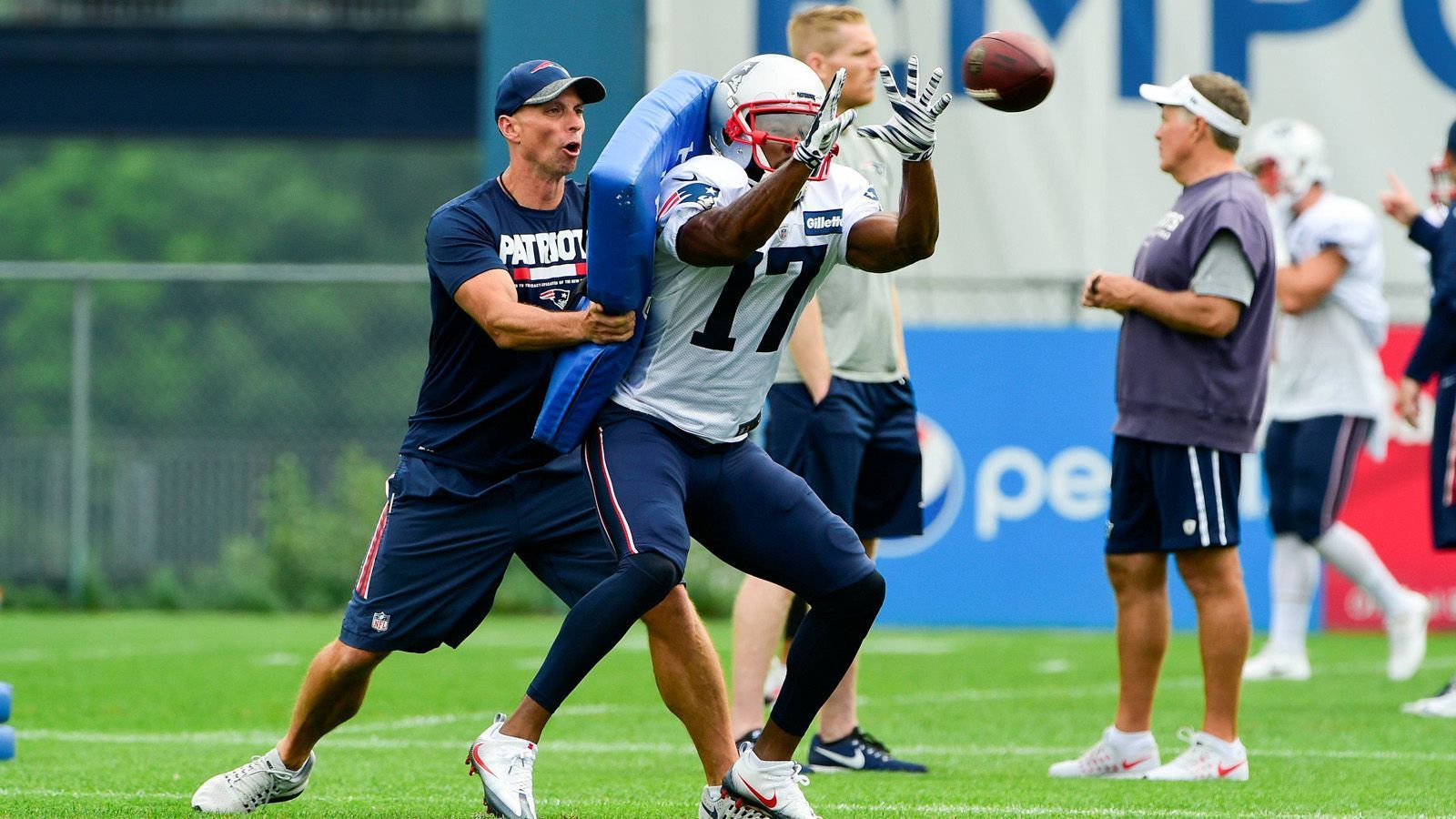 
                <strong>Chad O'Shea - Wide Reciever Coach (New England Patriots)</strong><br>
                Der Texaner und ehemalige Quarterback hat seine Schützlinge bei den Patriots stets zu Glanzleistungen getrieben. Er ist verantwortlich für unfassbare Leistungen von Wes Welker, Brandon LaFell oder Julian Edelmann. Aktuell befindet sich O'Shea in seiner 16. NFL-Saison und der neunten für New England.
              